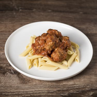 Klöße mit Tomatensoße und Nudeln